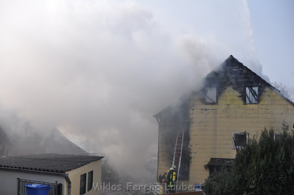 Haus komplett ausgebrannt Leverkusen P81.JPG